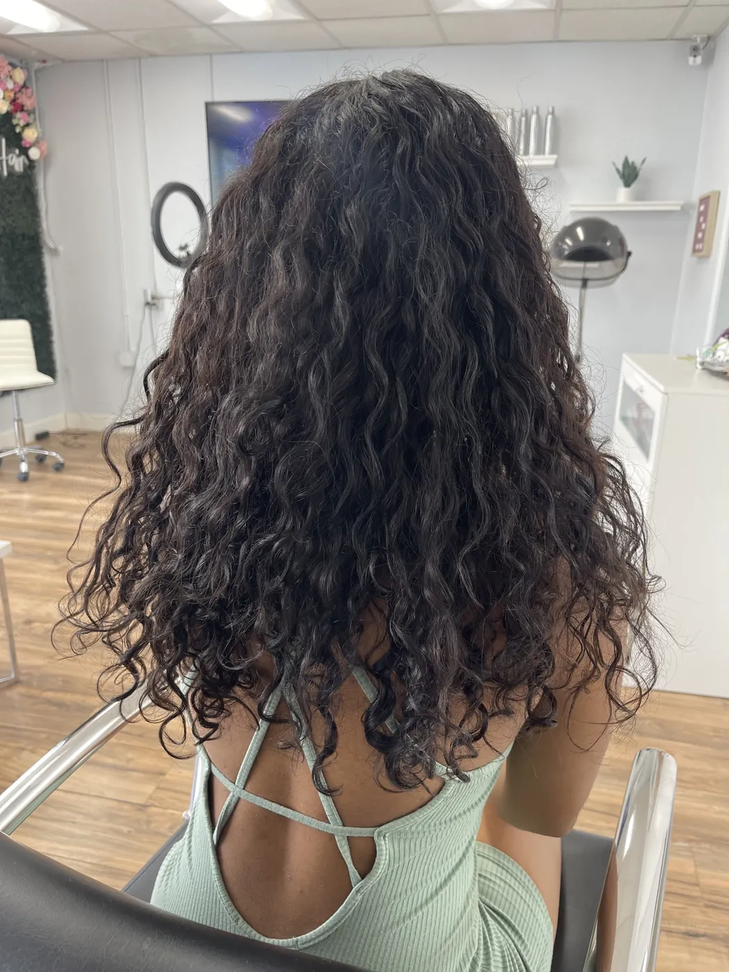I-tips, curly, from behind